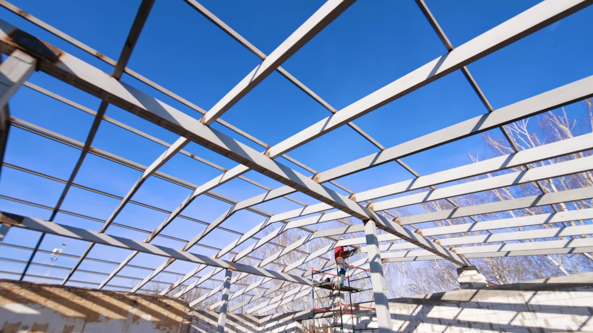 Estructura de acero durante el proceso de construcción